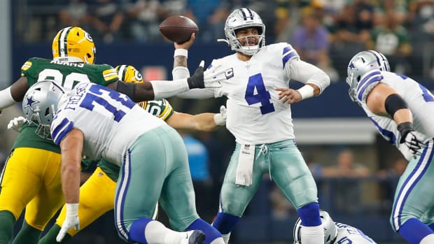 Dak Prescott throws a pass against the Packers in 2019.